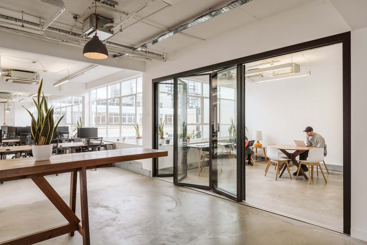 4 Key Benefits of Natural Light in Office Spaces