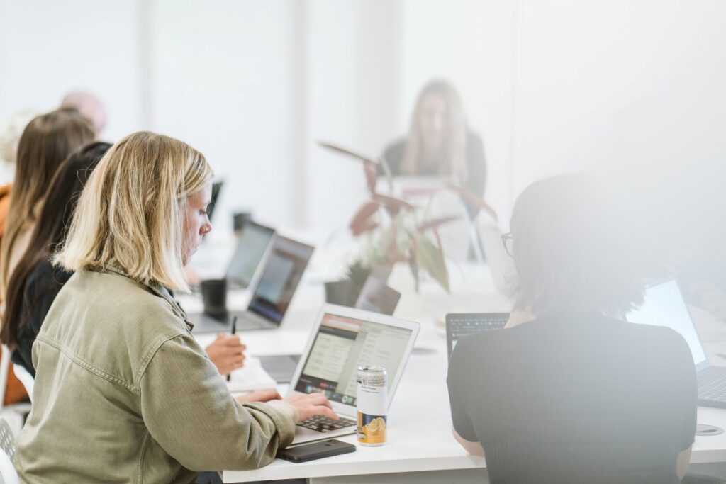 4 Key Benefits of Natural Light in Office Spaces