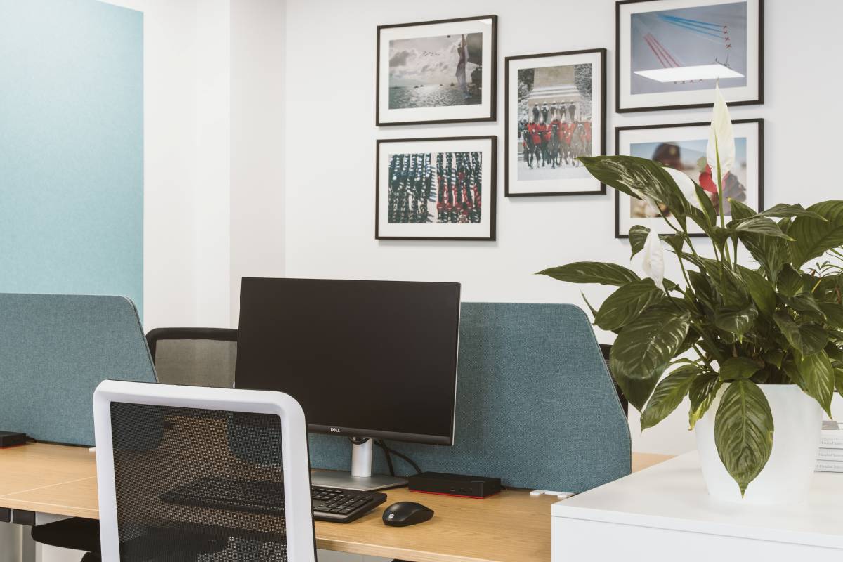 How to Make Small Offices Feel Bigger: 7 Effective Tips